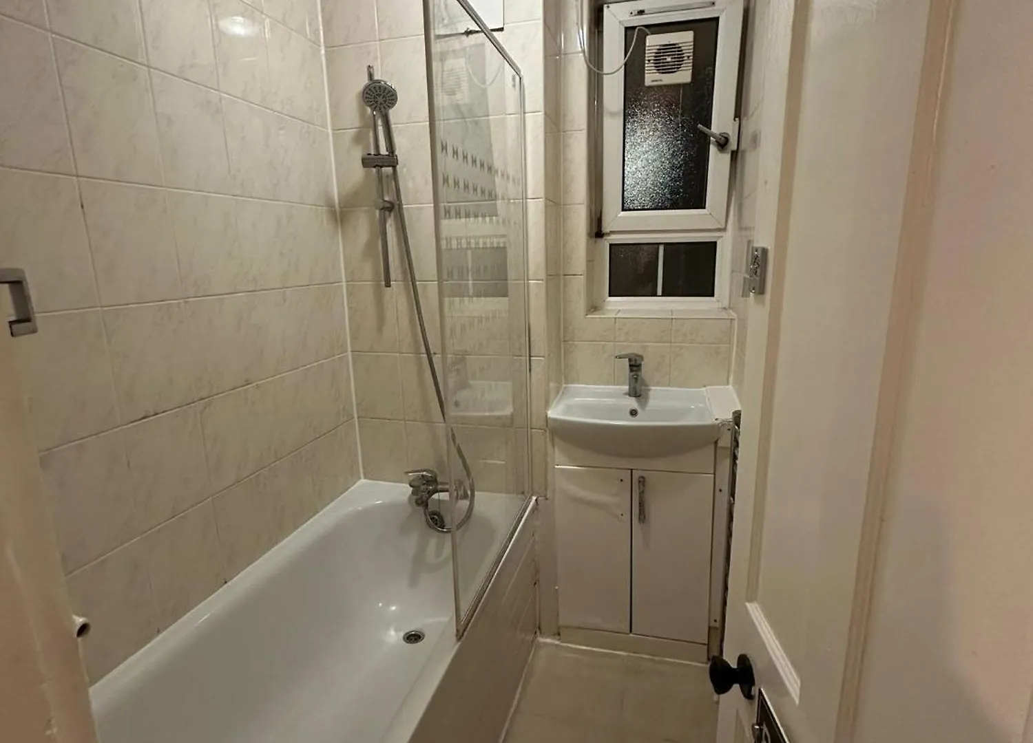 Apartment In Central Tower Bridge Minutes Walk From Bethnal Green, Free Wifi 伦敦